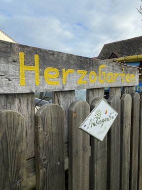 Eingang Hinweisschild HerzoGarten