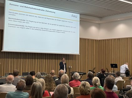 Publikum und Referent zur Langen Nacht der Demokratie