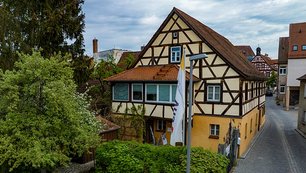 Zu den Informationen über die vhs. Aufnahme als Drohnenbild der vhs in der Badgasse in Herzogenaurach