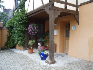 Blick auf den Eingang der vhs in der Badgasse