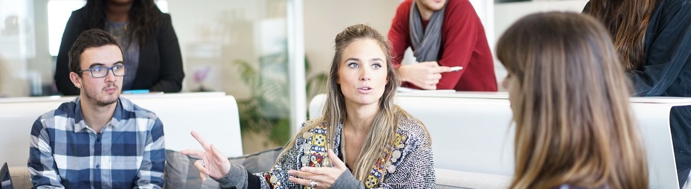 Menschen sitzen zusammen in einem schönen Raum und unterhalten sich