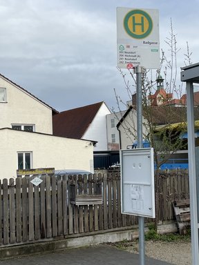 Bushaltestelle Badgasse vor dem Eingang HerzoGarten