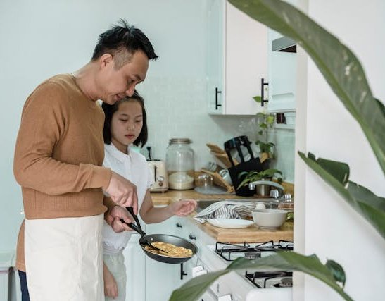 Papa und Kind kochen