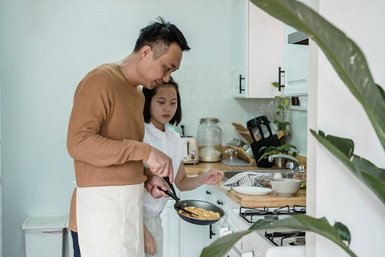 Papa und Kind kochen