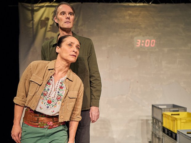 Schauspieler des Stücks 3 Minuten auf der Bühne