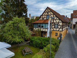 Außenansicht der vhs in der Badgasse in Herzogenaurach. Drohnenbild