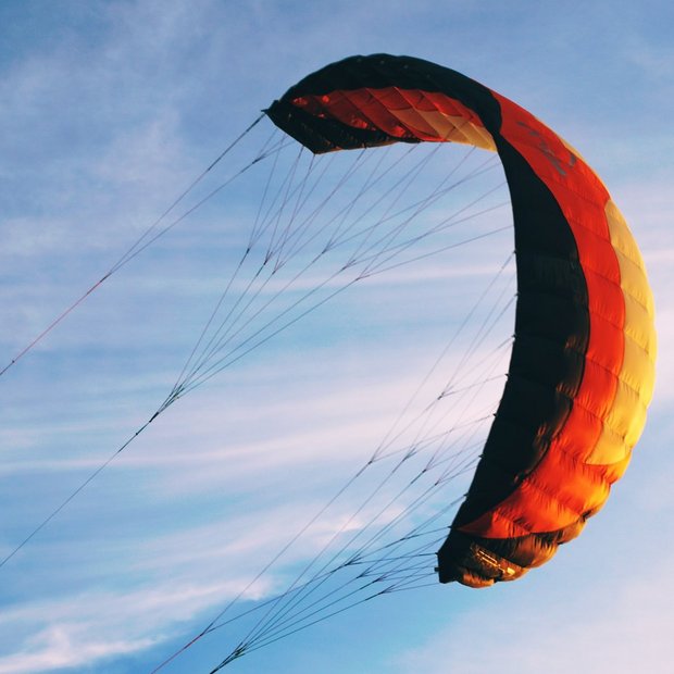 Schirm eines Fallschirms in den Farben der deutschen Landesflagge