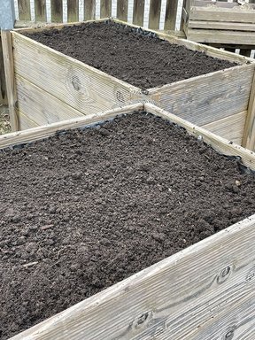 Hochbeet vorbereitet für Bepflanzung Hochbeet vorbereitet für Bepflanzung