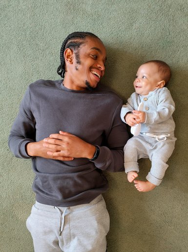 Papa und Baby himmeln sich an.