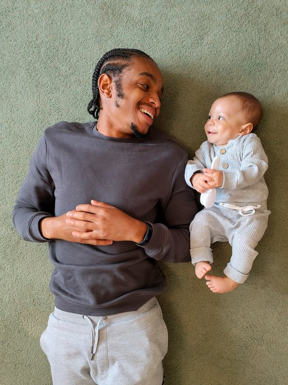 Papa und Baby himmeln sich an