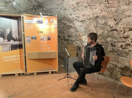 Musiker Herr Falter am Akkordeon im Stadtmuseum