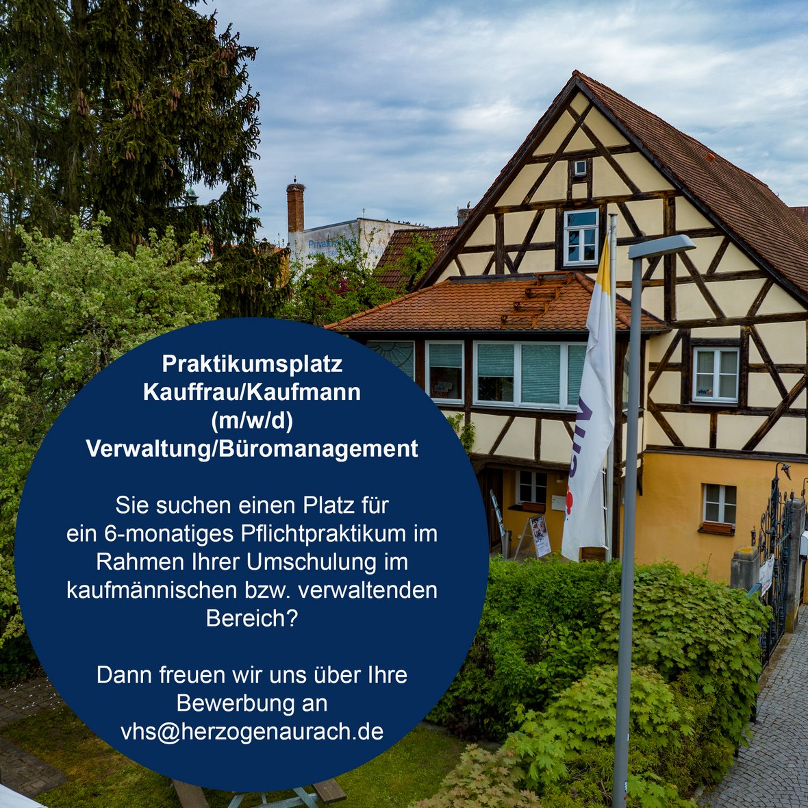 Gebäude der vhs mit der Aufforderung zur Bewerbung zum Praktikum